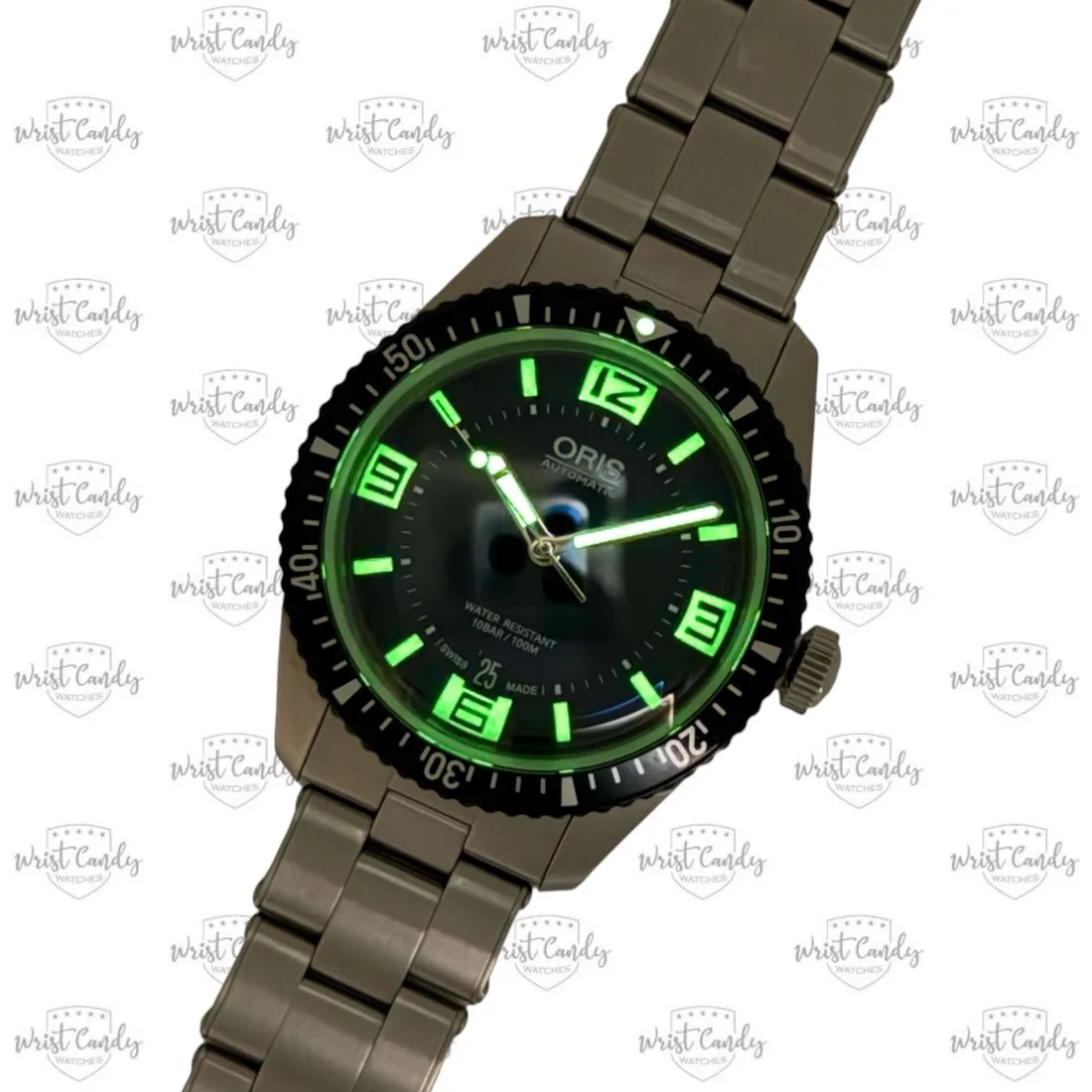 Oris 65 Diver “Crazy Numerals” — zijkant
